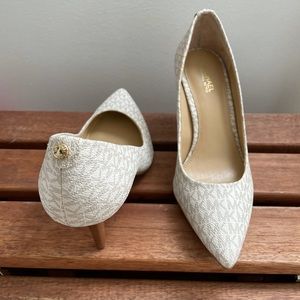 Michael Kors Mid-Pump